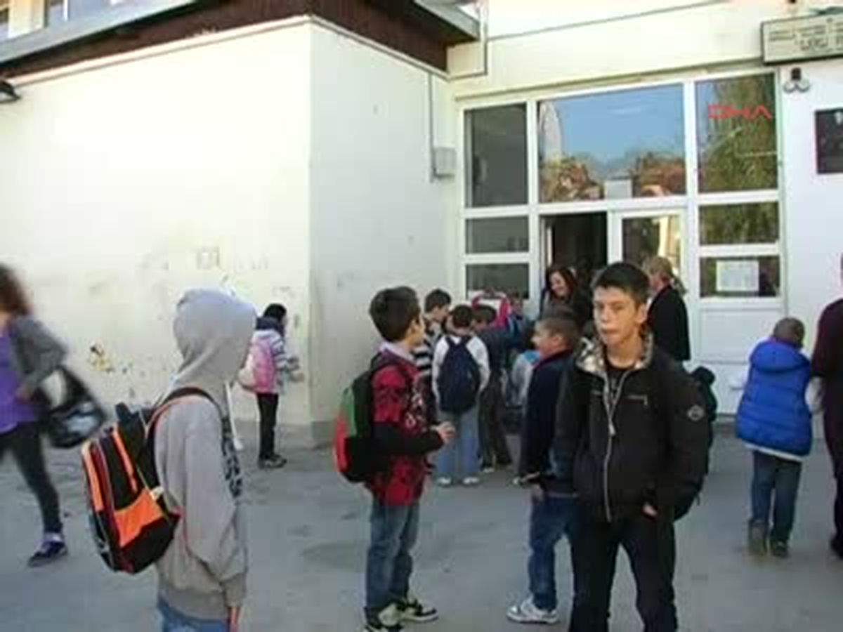 Türk Polisi\'nden Kosovalı Öğrencilere Kırtasiye Yardımı