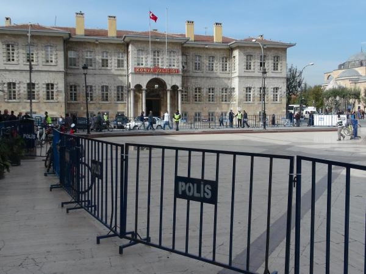 Valilik Önüne Seyyar Satıcı Barikatı