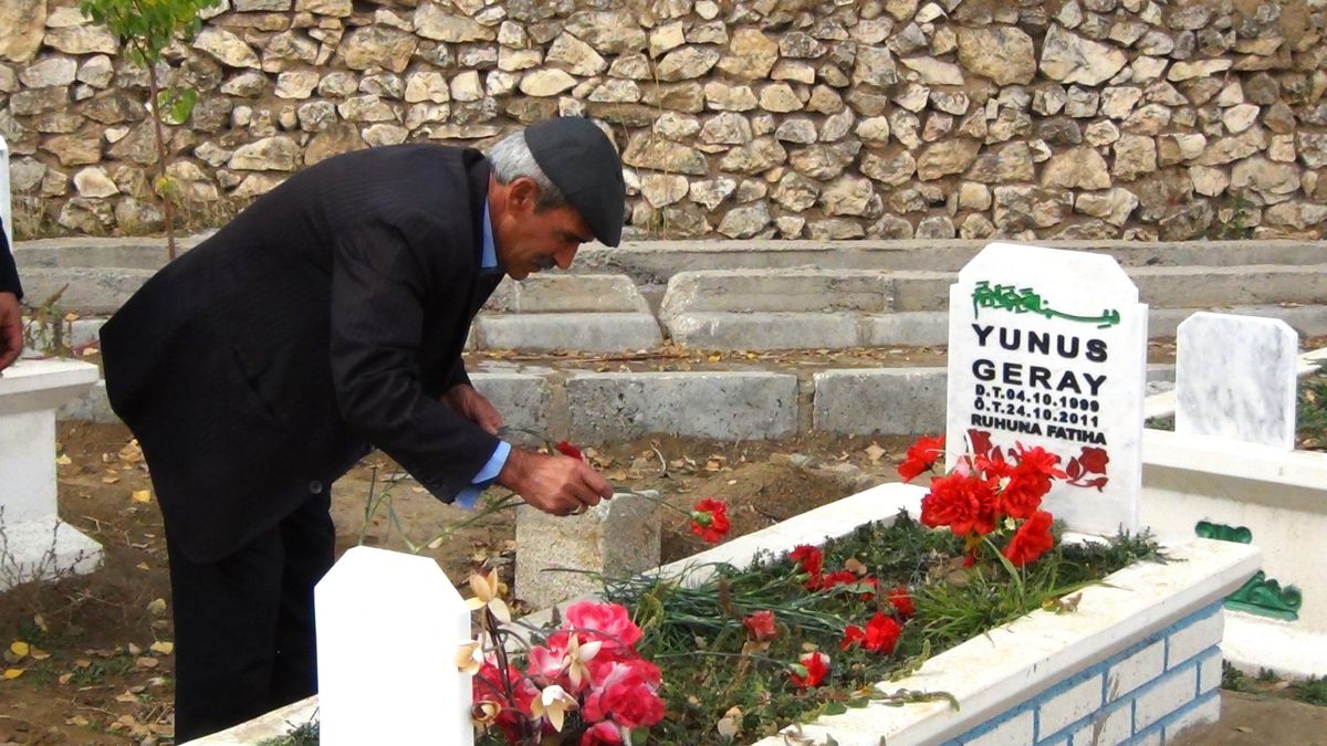 Van Depreminin Sembolü Yunus\'un Kabrine Karanfil