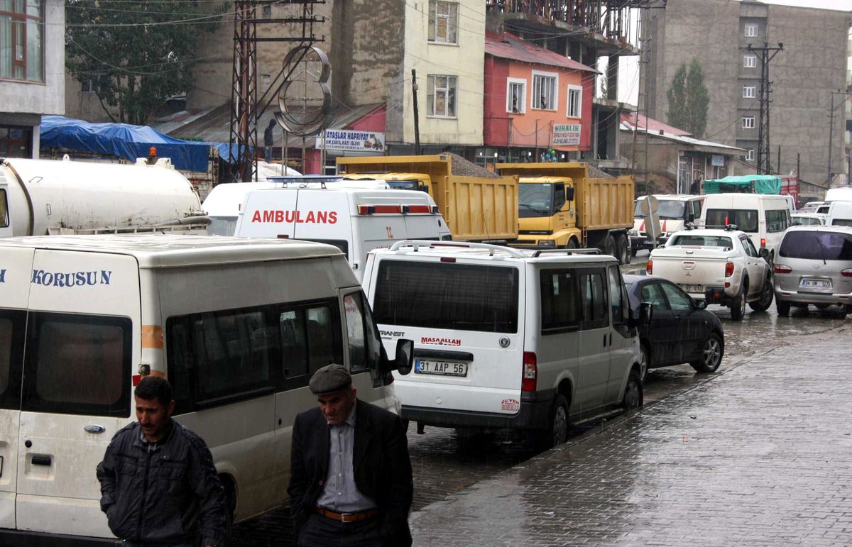 Yüksekova\'da Sağanak Hayatı Olumsuz Etkiledi