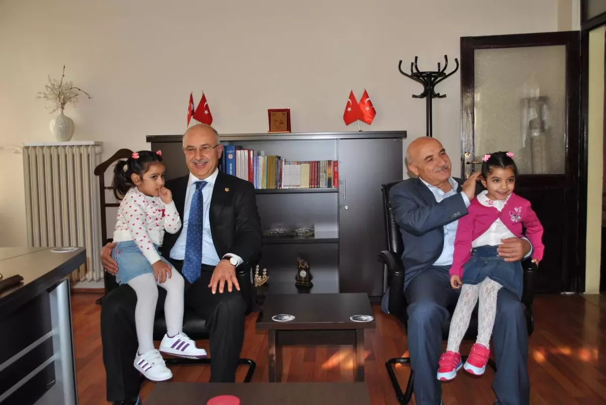 AK Parti Milletvekillerinden Çocuk Yuvası\'na Ziyaret