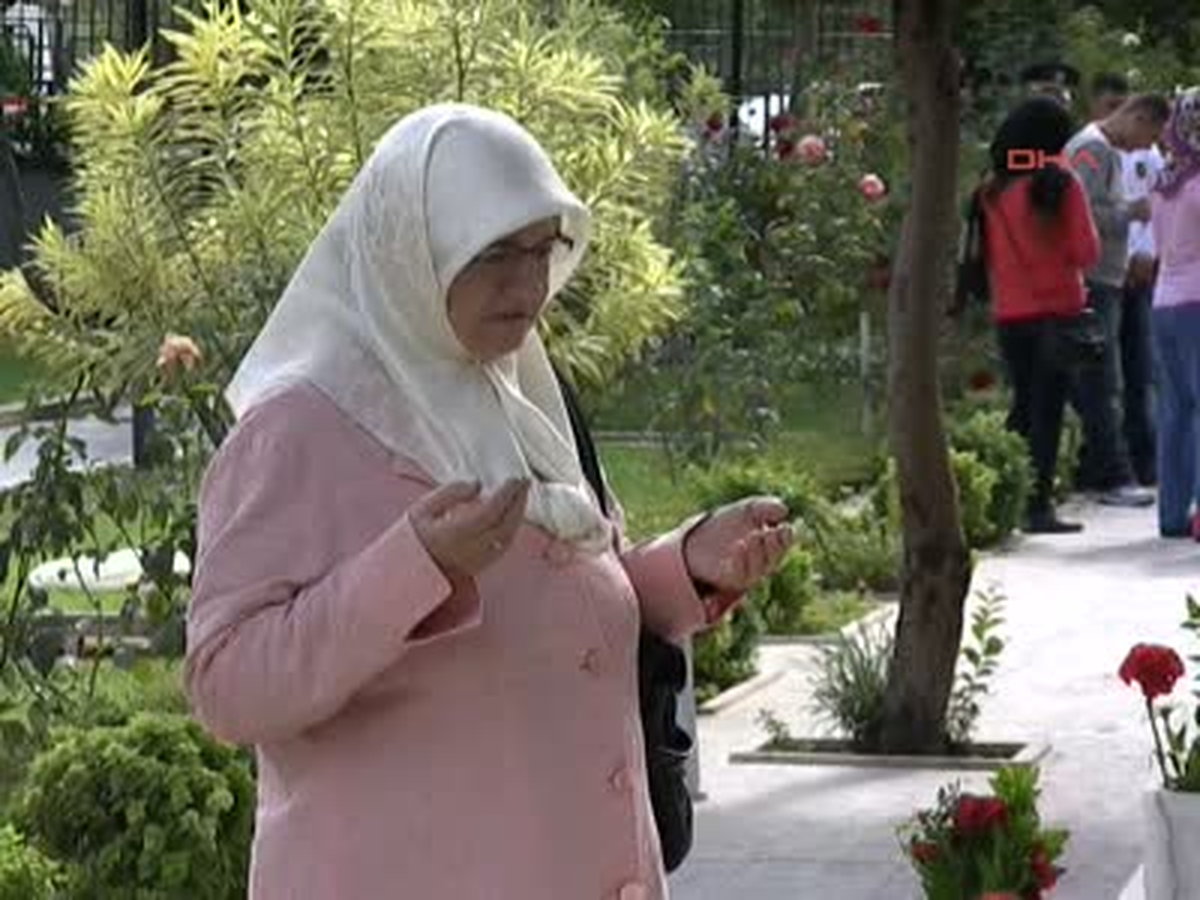 Antalya\'da Arife Gününde Mezarlıklarda Erken Bayramlaşma