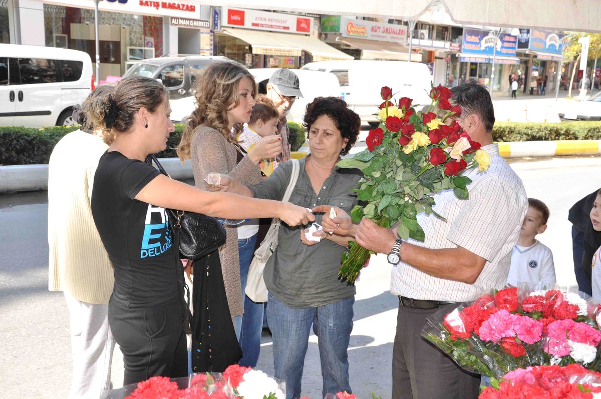 Arefe Günü Mezarlıklar Doldu Taştı