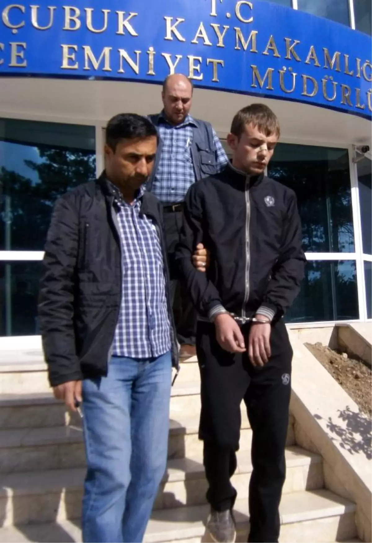 Arkadaşını Bıçakla Öldüren Liseli Tutuklandı