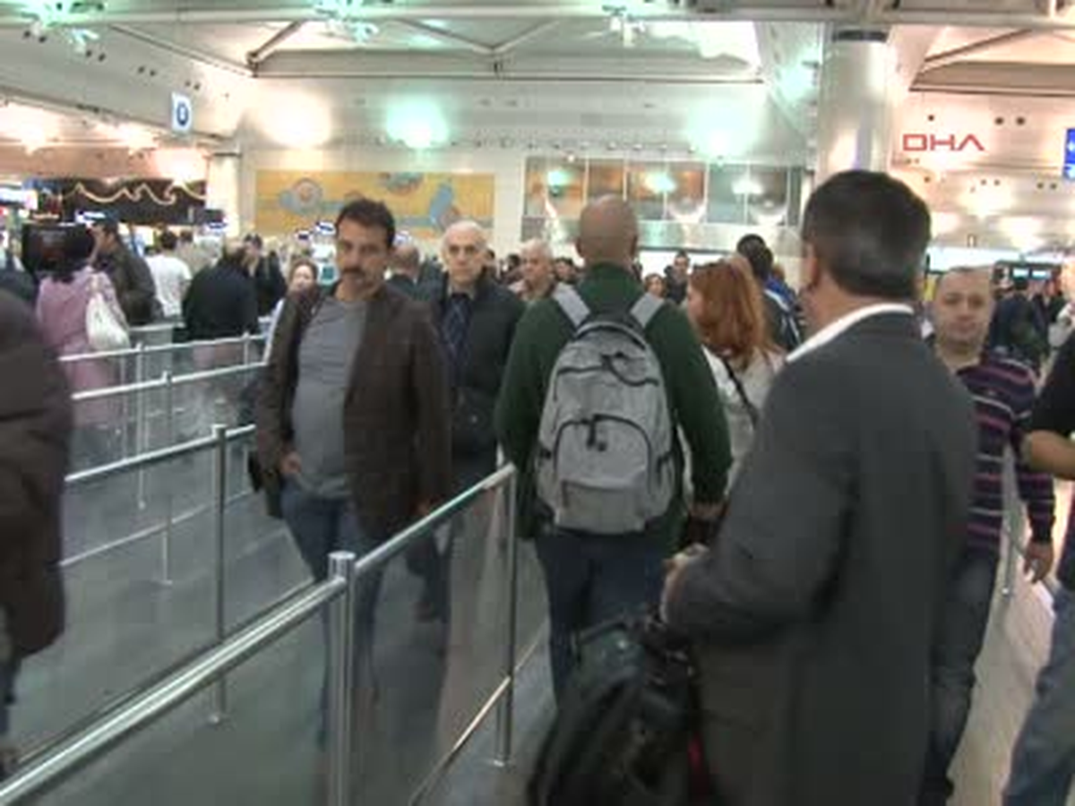 Atatürk Havalimanı\'nda Bayram Yoğunluğu