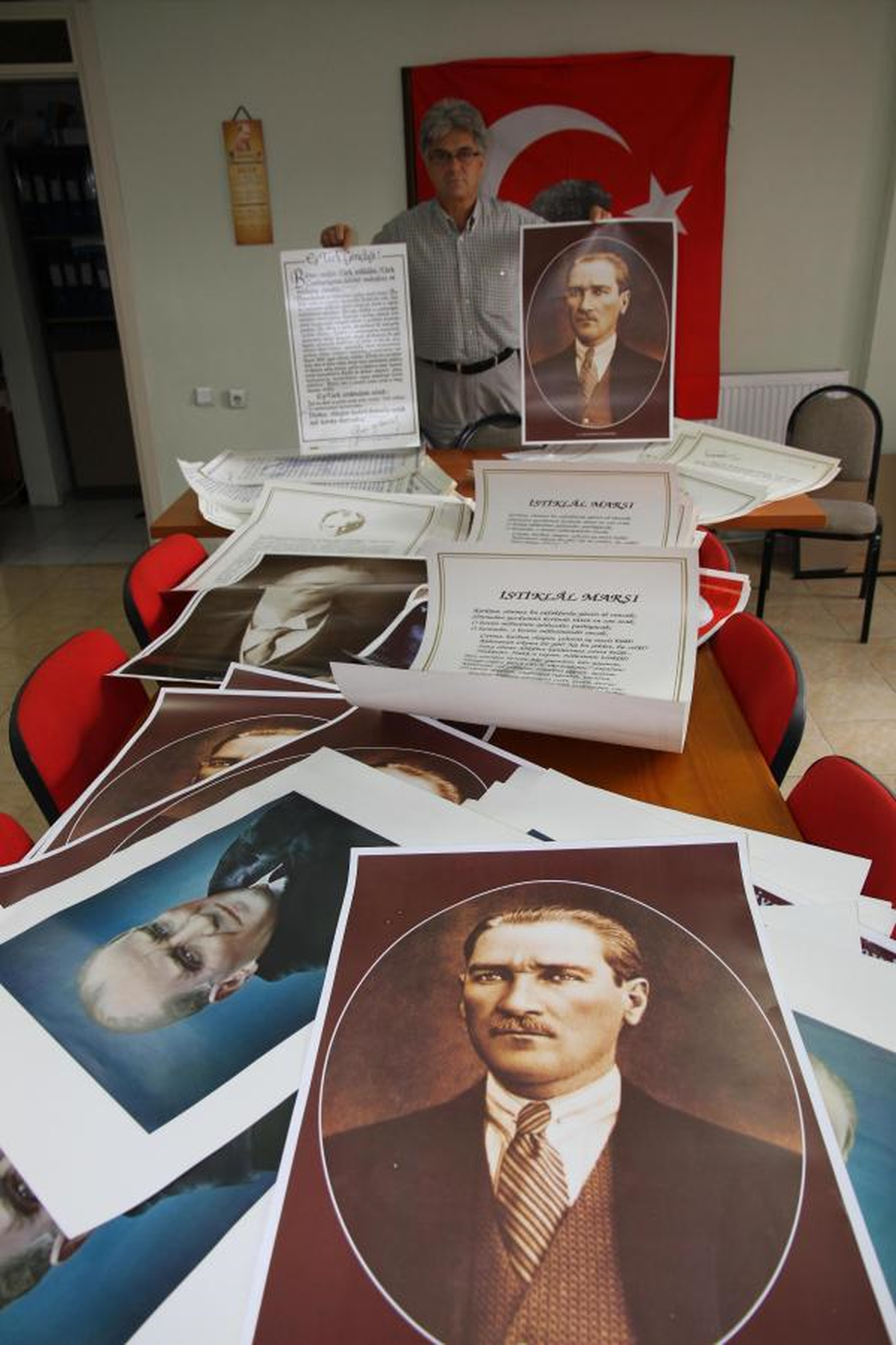 Atatürk Posterleri Çöpte Bulundu İddiası