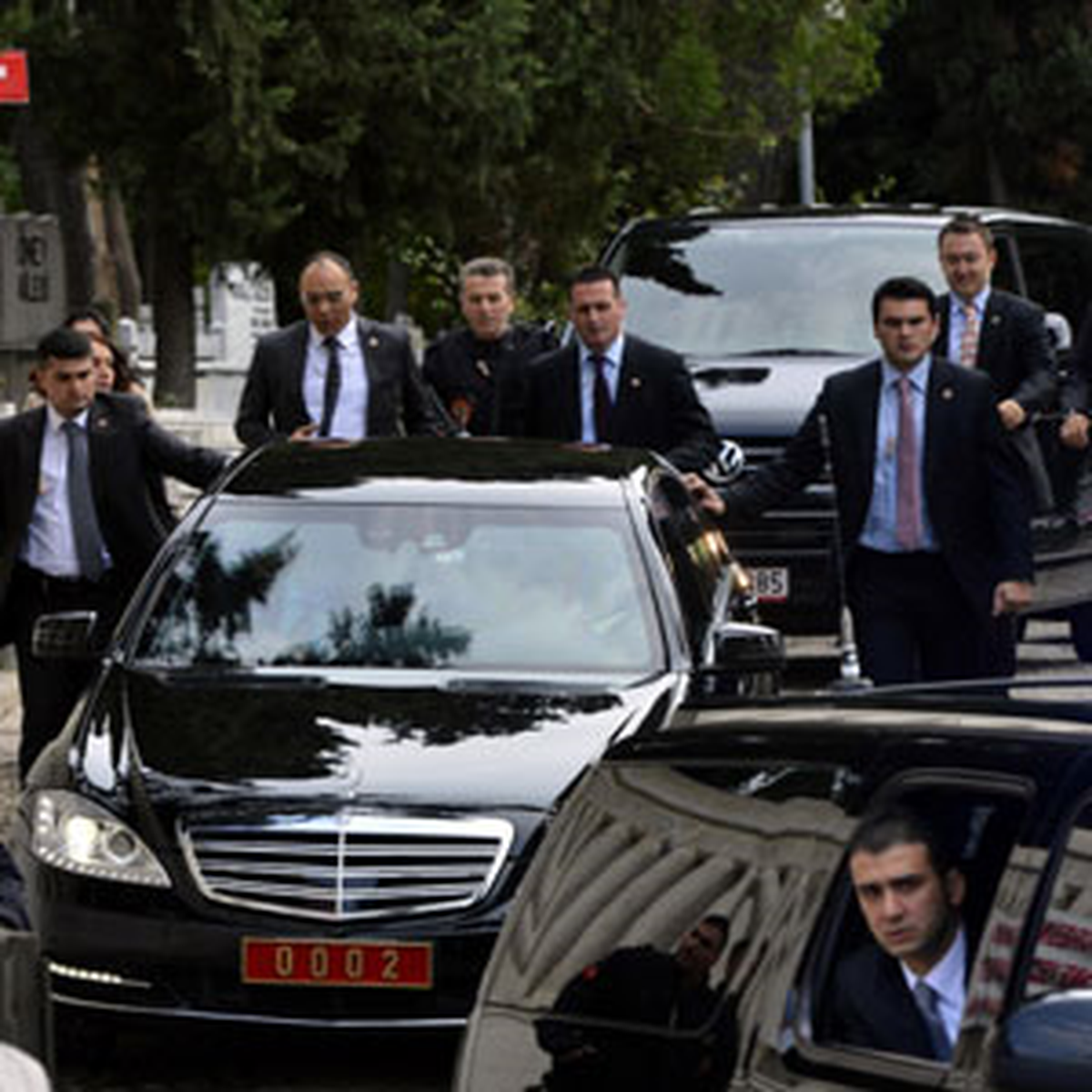 Başbakan Erdoğan, Çocukları ve Torunlarıyla Mezar Ziyareti Yaptı