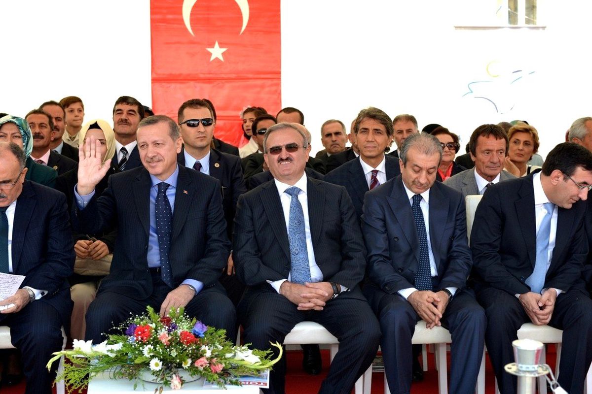 Başbakan Erdoğan\'dan Başkan Demir\'e Teşekkür Plaketi