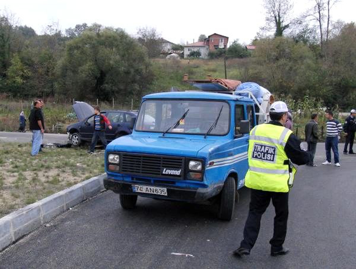 Bayram Alışverişinden Dönen Ailenin Bulunduğu Otomobil Kamyonete Çarptı: 5 Yaralı