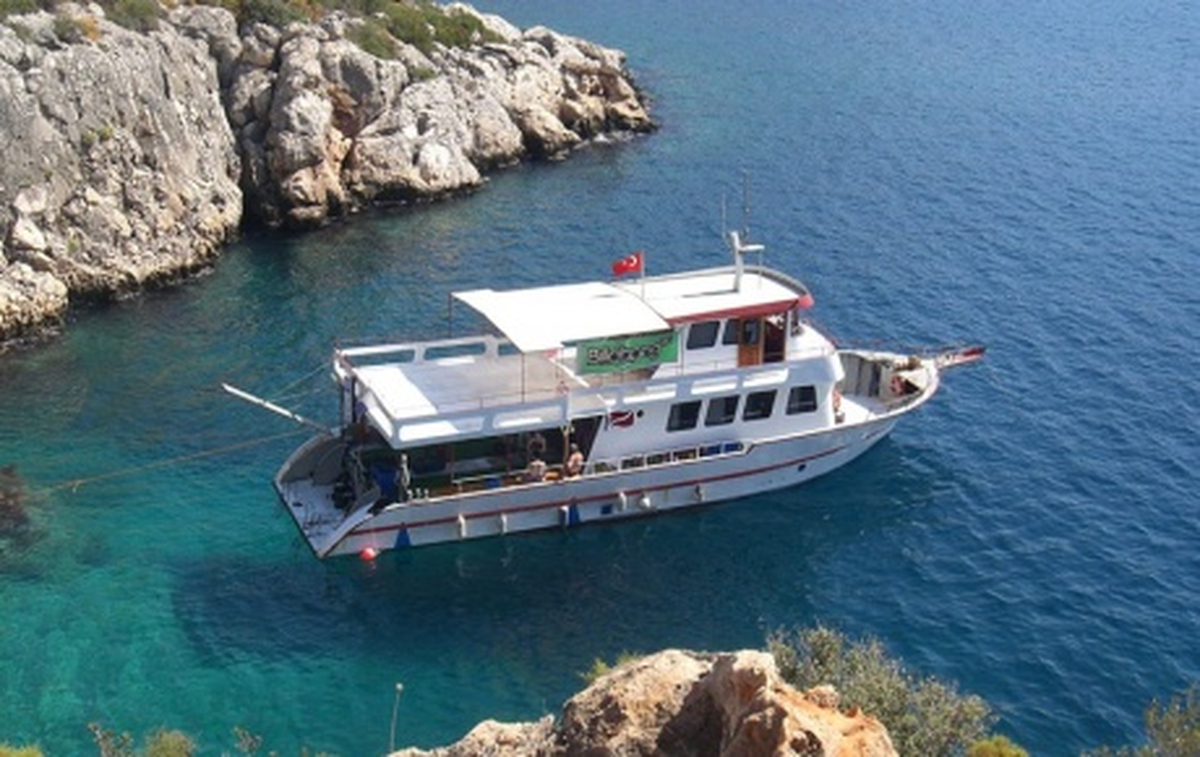 Bodrum\'da Mavi Tur Teknesi Battı