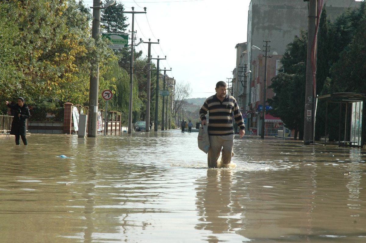 Çerkezköy\'de Sel Suları Çekilmeye Başladı