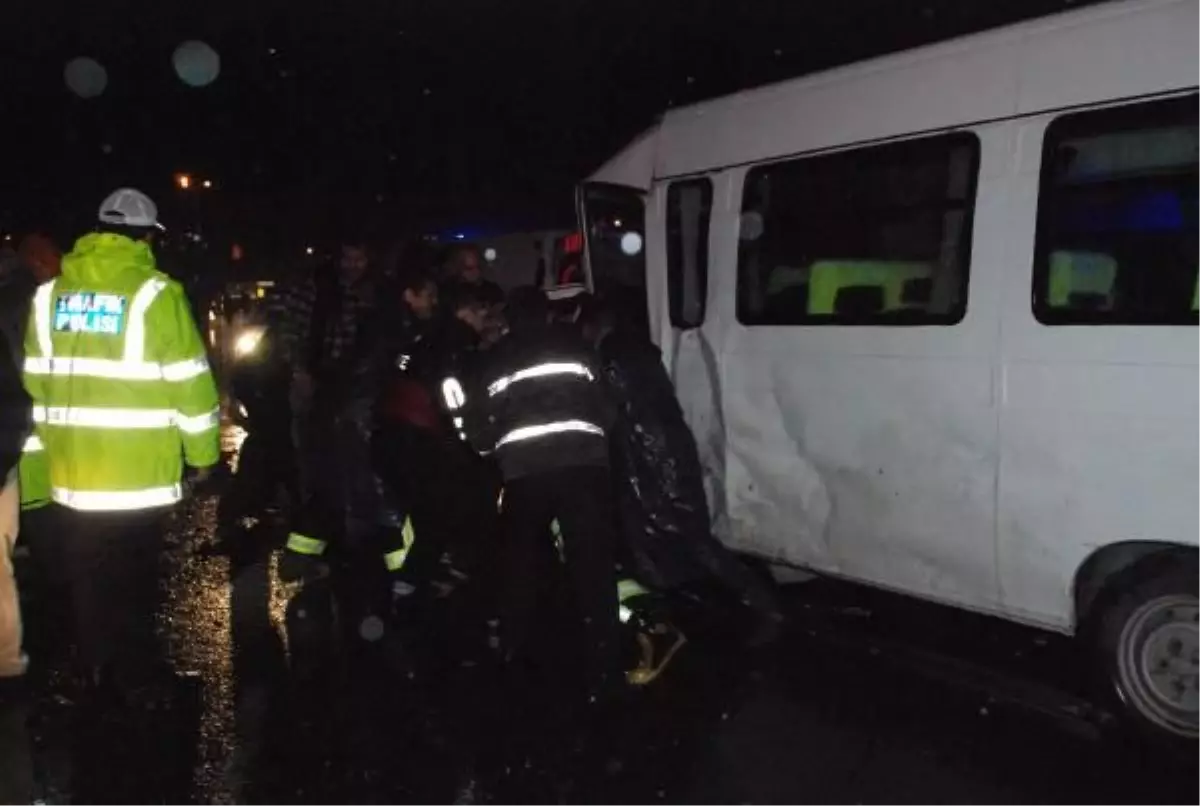 Çerkezköy'de Yağış Kazaya Sebep Oldu, Dereye Yuvarlanan Araçtaki İki Kişi Son Anda Kurtuldu