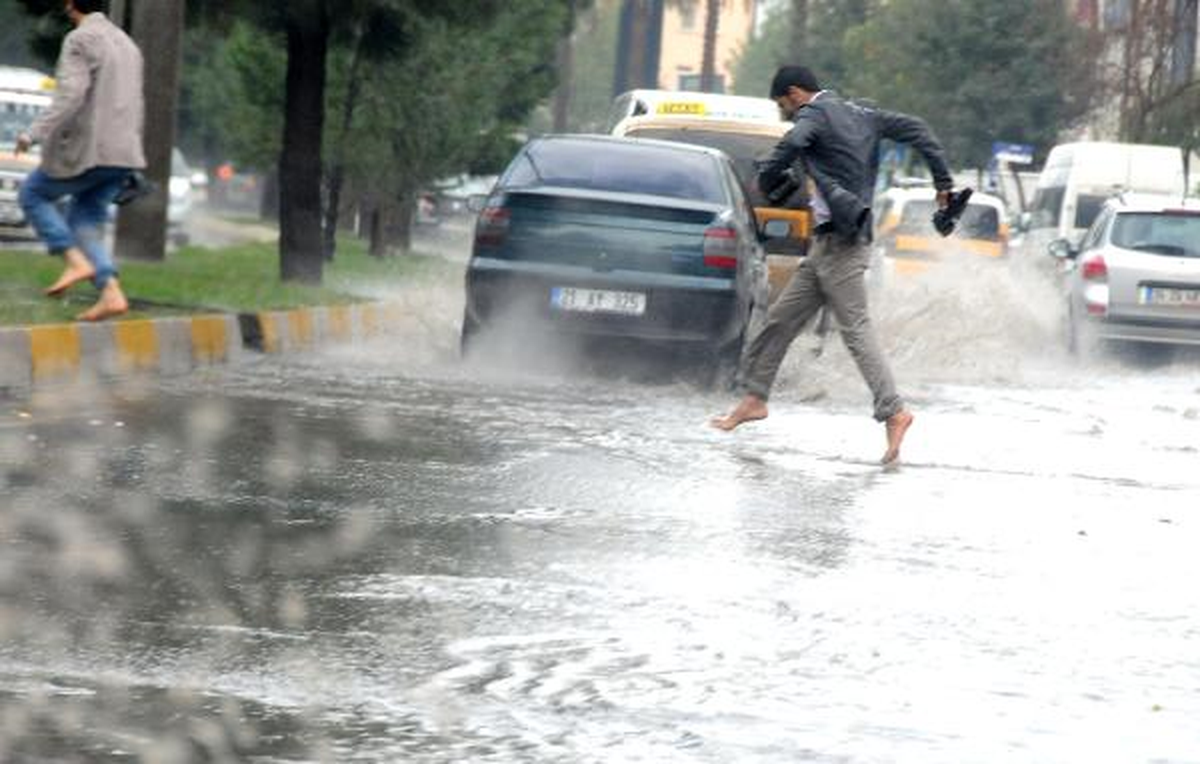 Diyarbakır\'da 10 Dakikalık Yağmur Hayatı Felç Etti