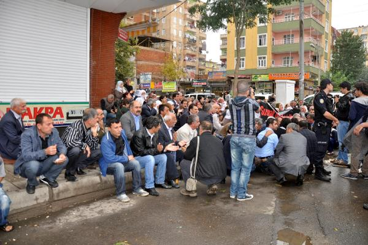 Diyarbakır\'da Açlık Grevlerine Destek Açıklaması
