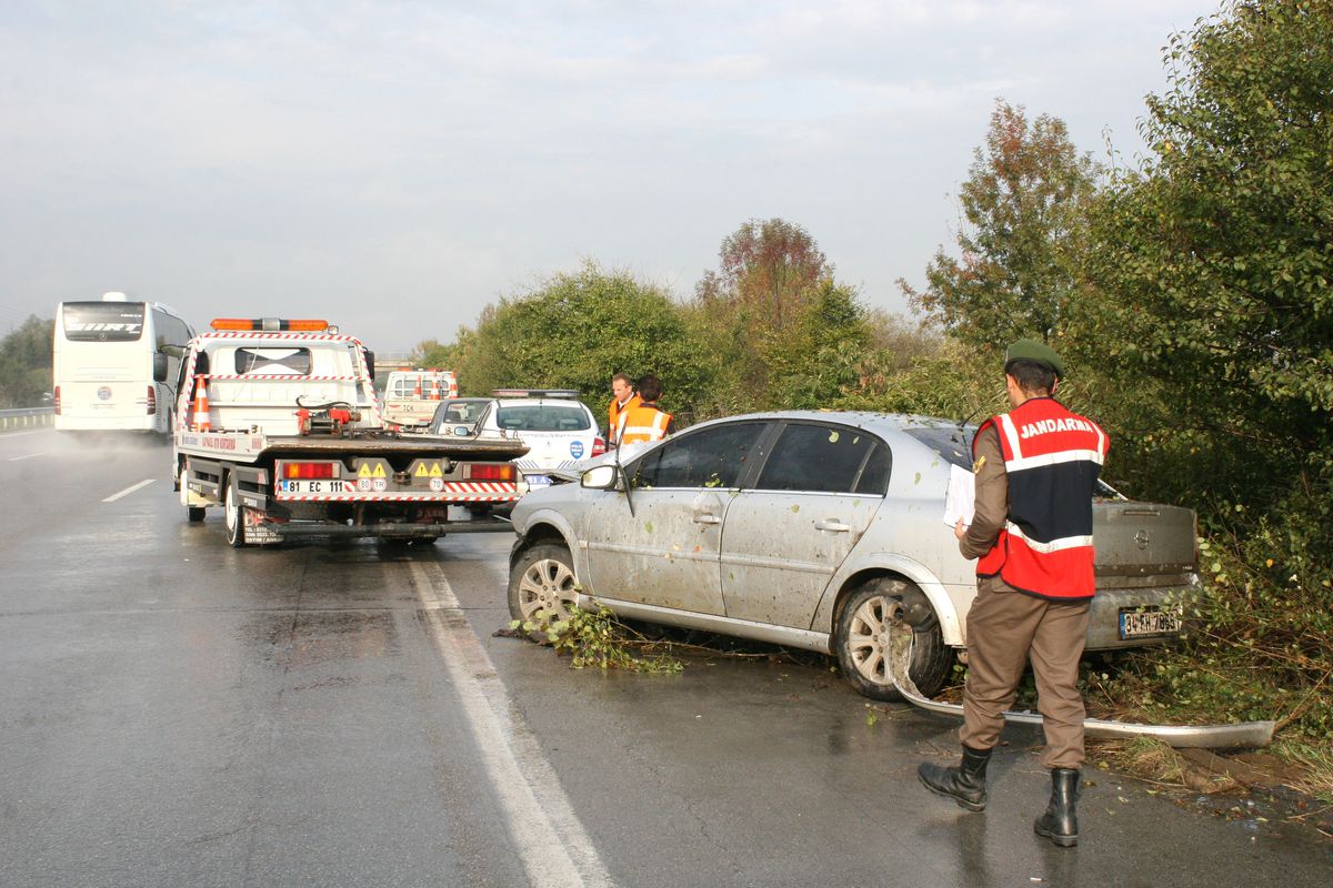 Düzce Tem Otoyolunda Kaza: 3 Yaralı