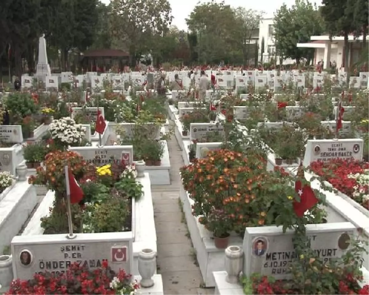 Edirnekapı Şehitliği Şehit Yakınlarıyla Doldu Taştı