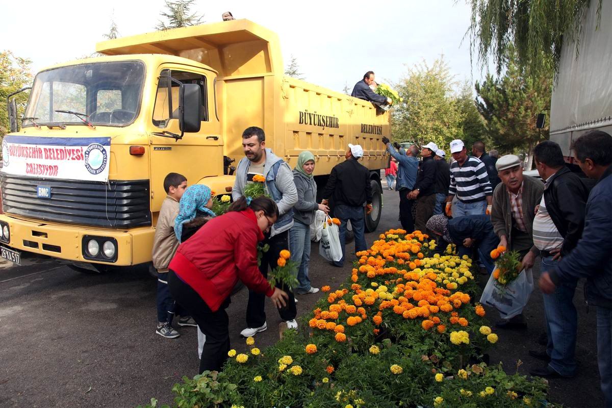 Eskişehir\'de Kabir Ziyaretlerinde Çiçekler Büyükşehir\'den