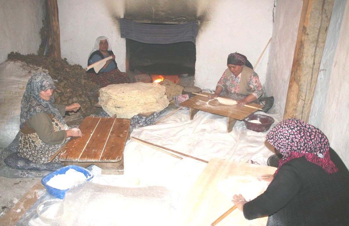 Ev Hanımları Yufka Ekmek Yaparak Ev Ekonomisine Katkı Sağlıyor
