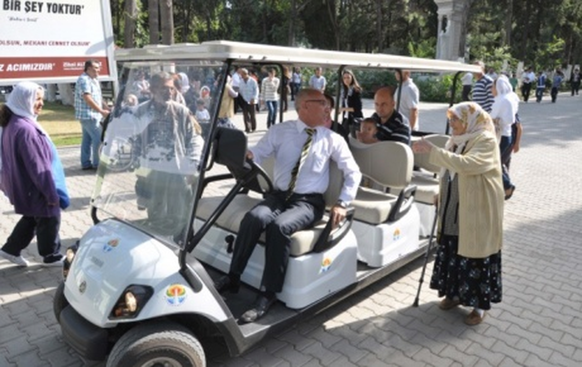 Golf Arabasıyla Mezarlık Ziyareti