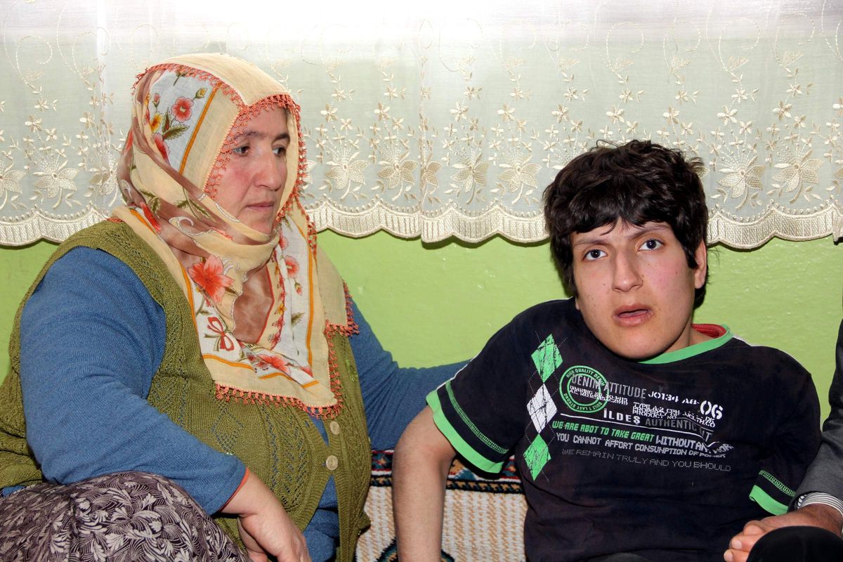 Hediye\'ye Vali Kerem Al, El Uzattı