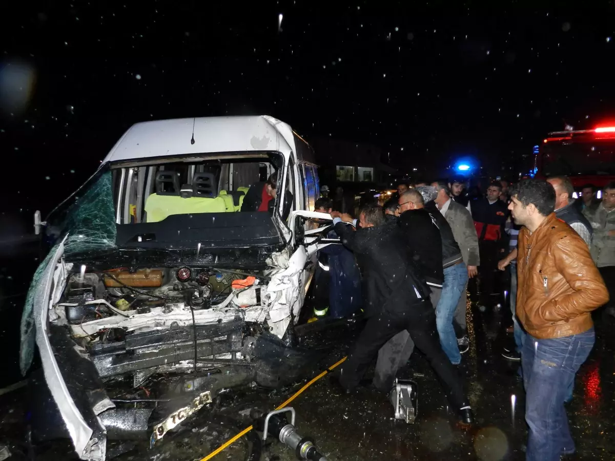 İki Araç Çarpıştı, Araçlardan Biri Alev Aldı: 8 Yaralı