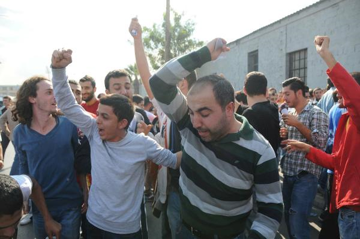 İzmir\'de Bilet İzdihamında Bayılanlar Oldu