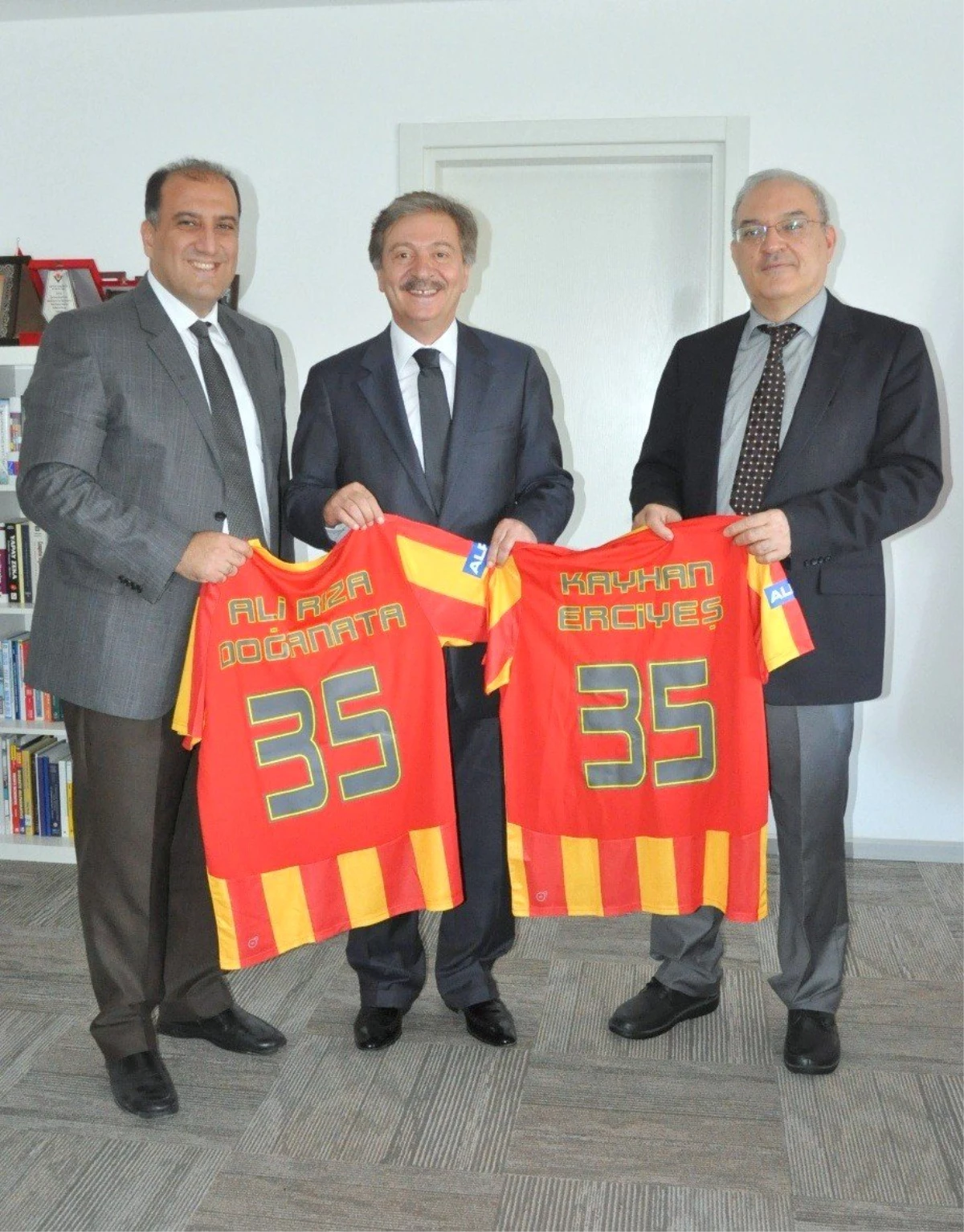 İzmir Üniversitesi ile Göztepe Spor İşbirliğine Hazırlanıyor