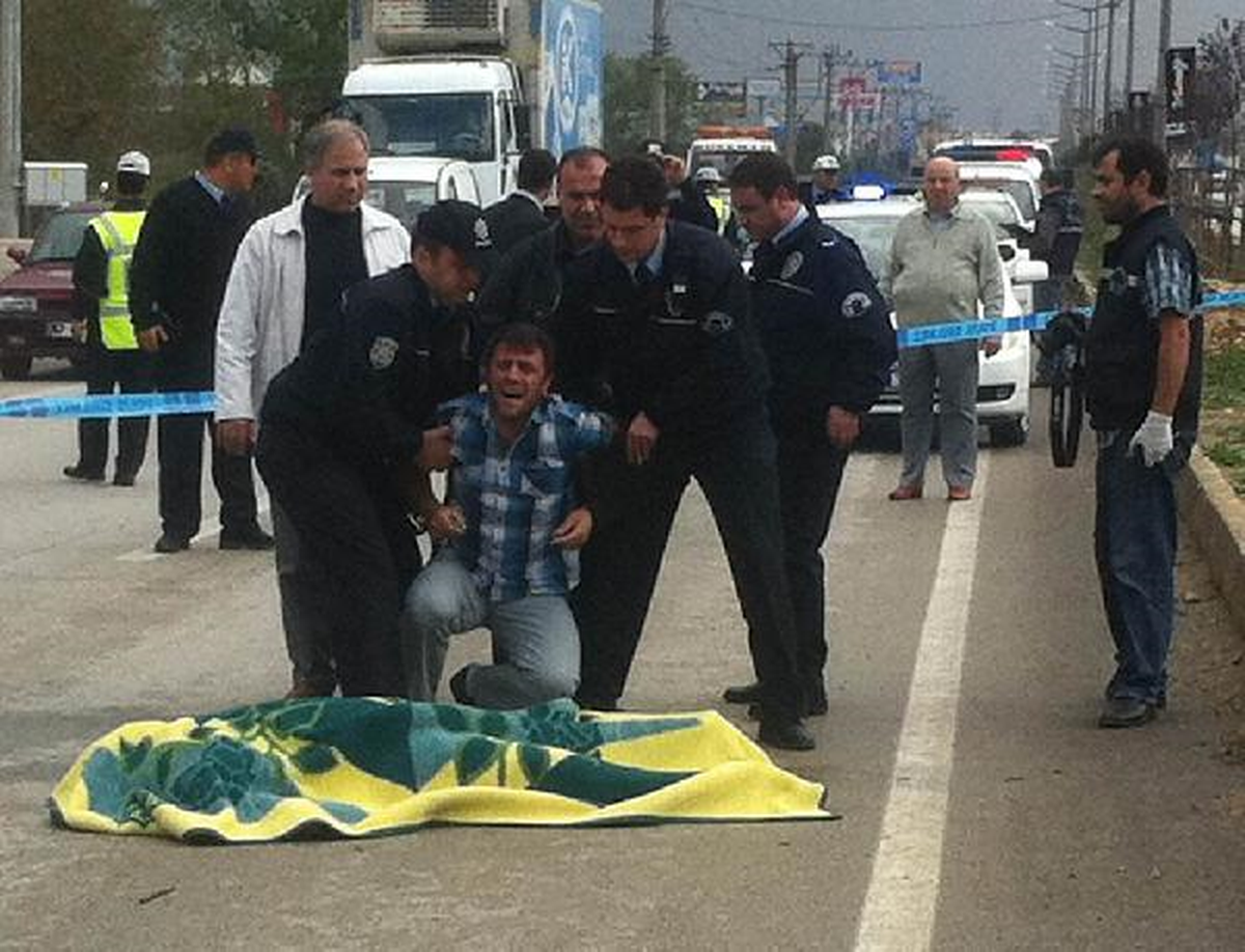 Kamyonun Altında Can Veren Anneye Ağıt