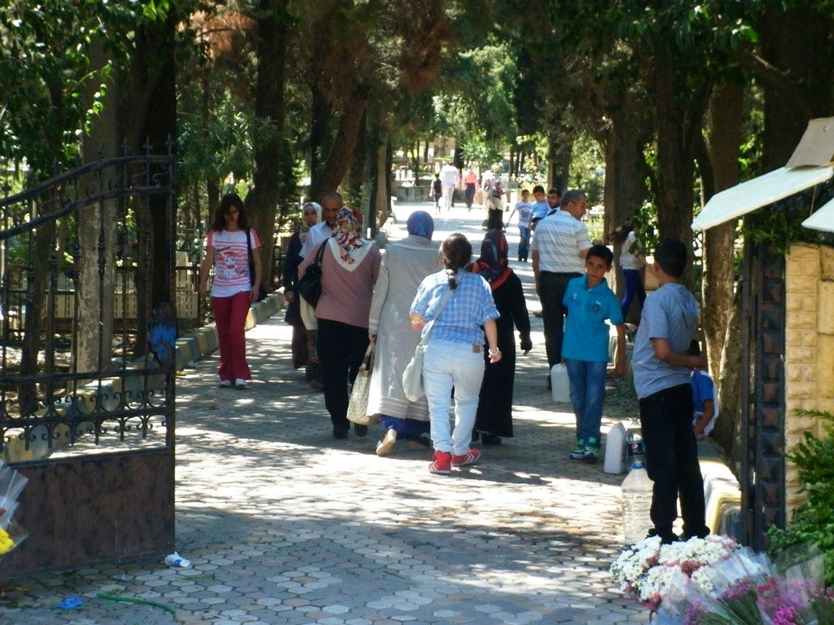 Kemalpaşa\'da Arife Günü Mezarlıklar Unutulmadı