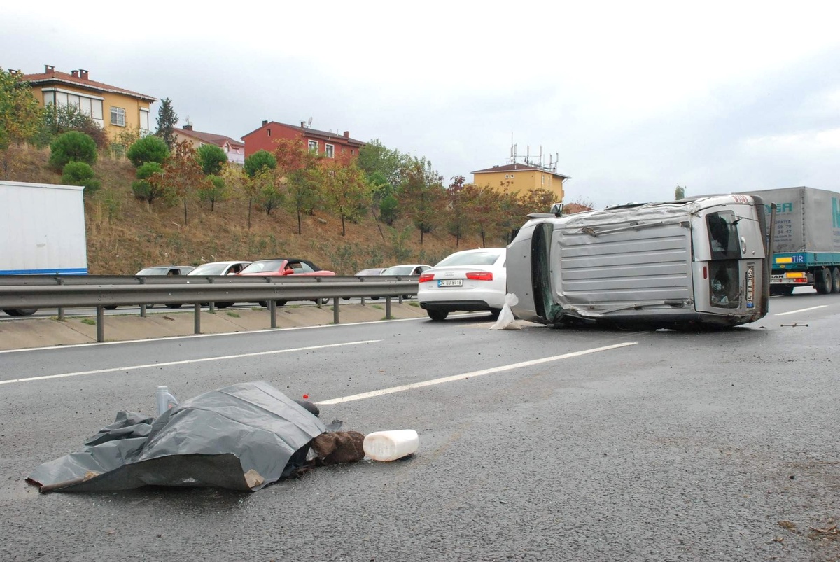 Kocaeli\'de Trafik Kazası: 1 Ölü, 1 Yaralı (Fotoğraflı