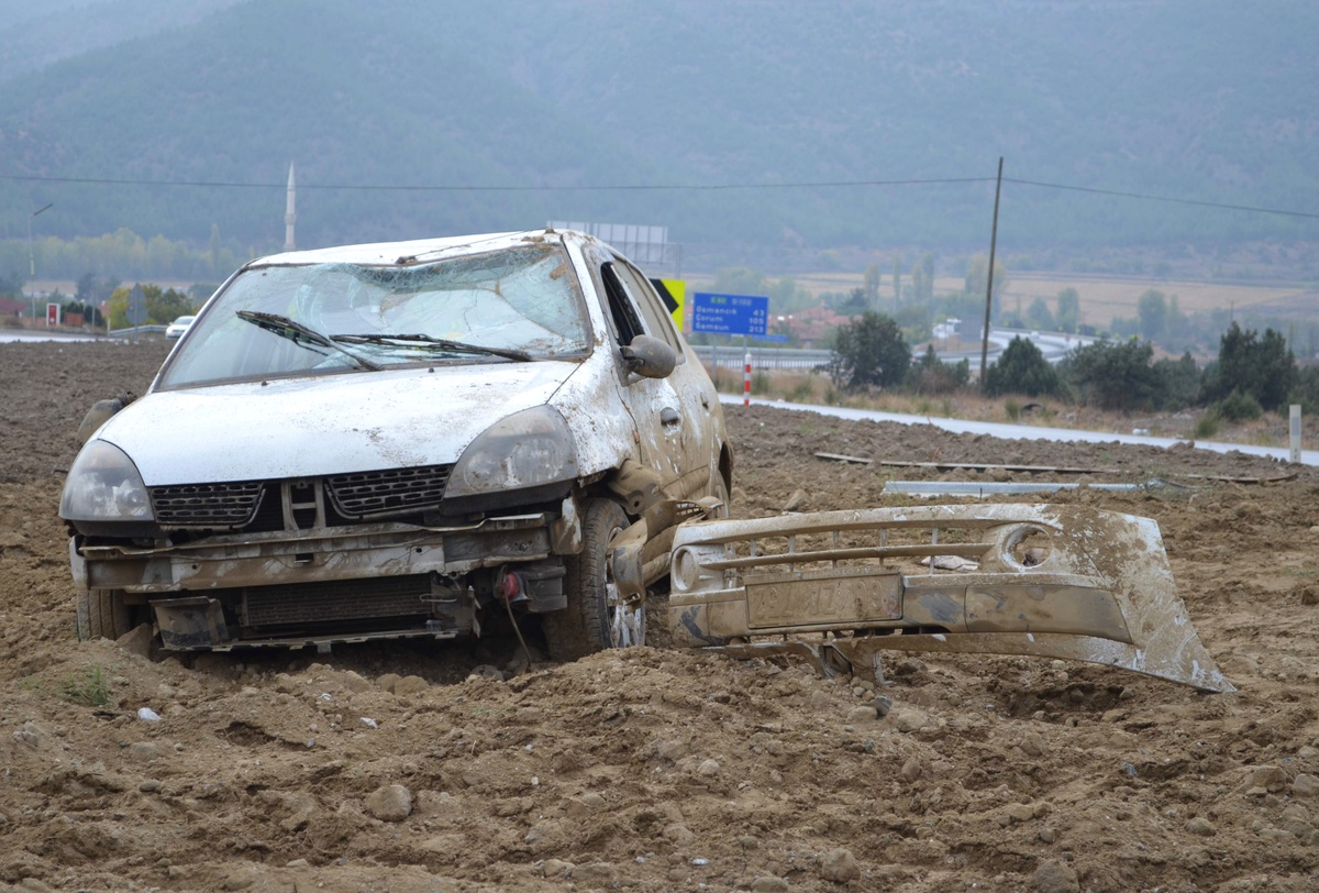 Kontrolden Çıkan Otomobil Takla Attı: 4 Yaralı