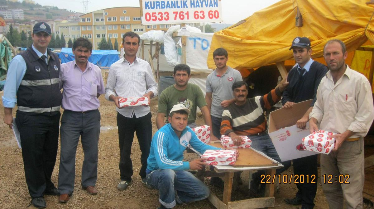 Kurban Satıcılarına Pişmaniye Dağıttılar