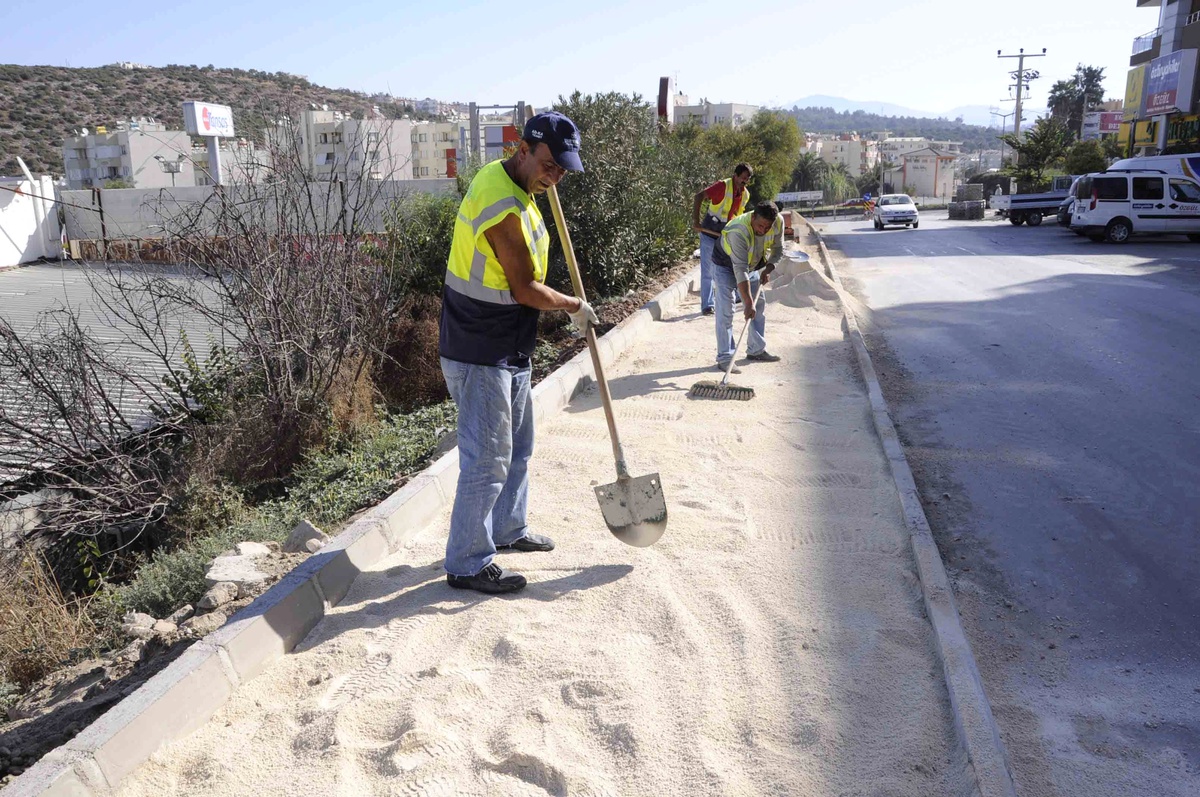 Kuşadası\'nda Meram Bölgesi\'nde Kaldırımlar Yenileniyor