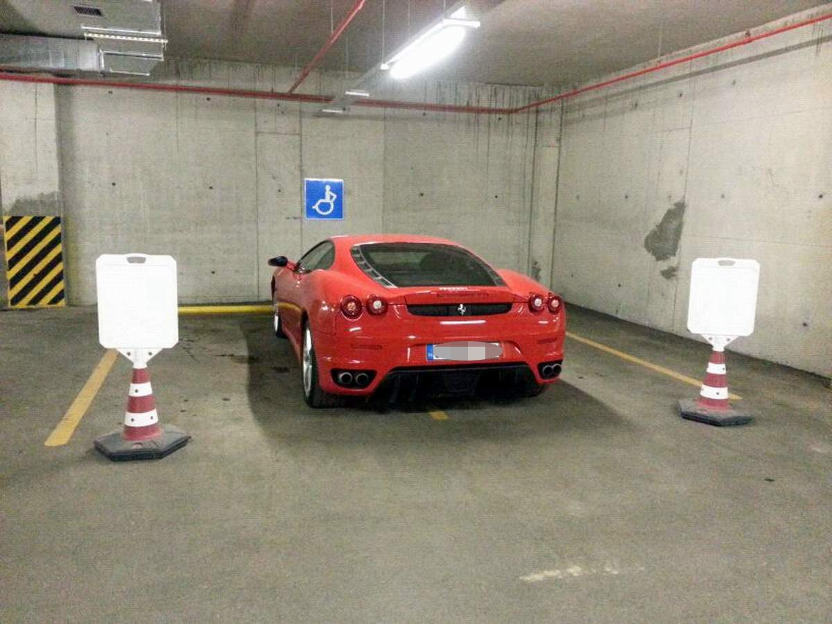 Lüks Otomobilin Engelli Park Alanına Çekilmesine Tepki