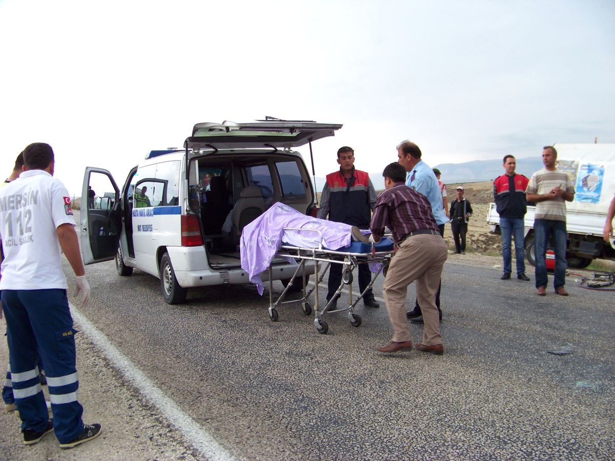 Mersin\'de Trafik Kazası: 2 Ölü, 2 Yaralı