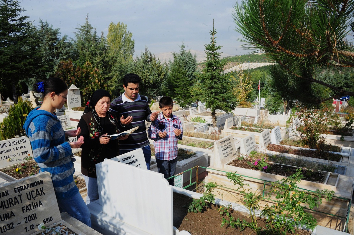 Mezarlık Ziyaretleri Arifeden Başladı