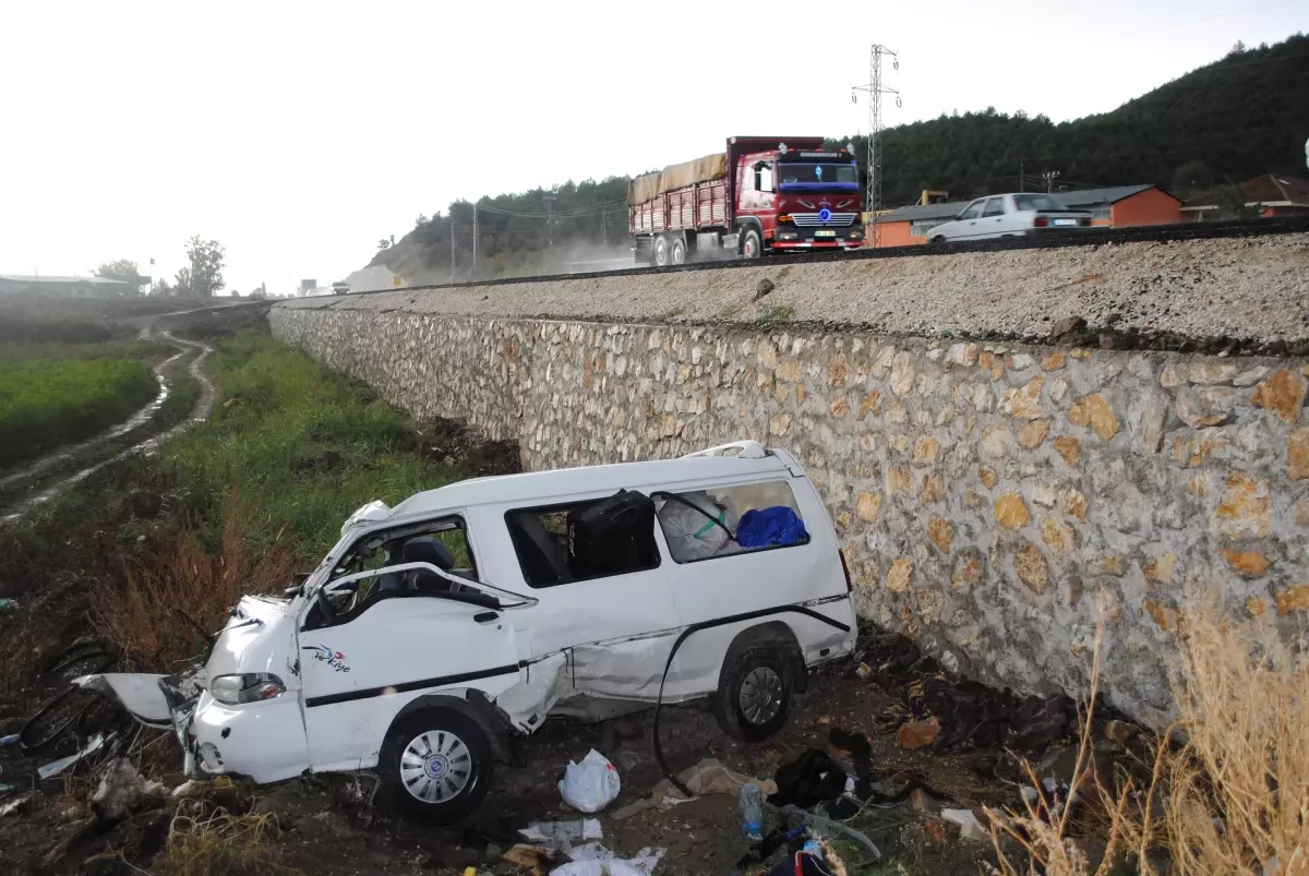 Minibüs Şarampole Uçtu: 1 Ölü, 11 Yaralı