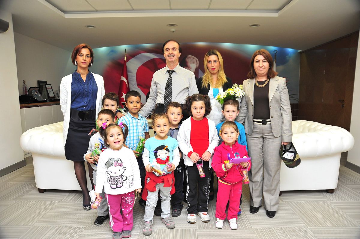 Öğrenciler Başkan Keskin\'in Elini Öpüp Bayramlaştılar