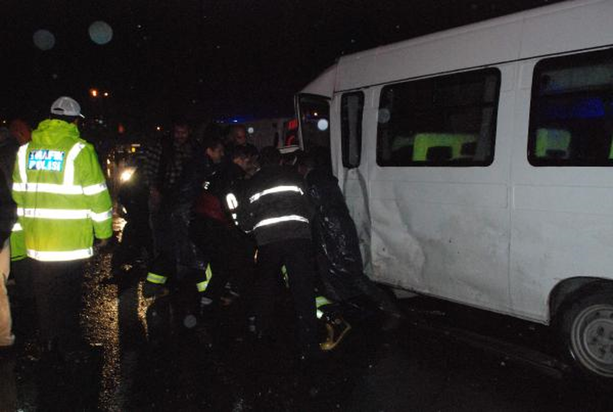 Refüjü Aşan Otomobil, İşçi Servisi ile Çarpıştı: 9 Yaralı