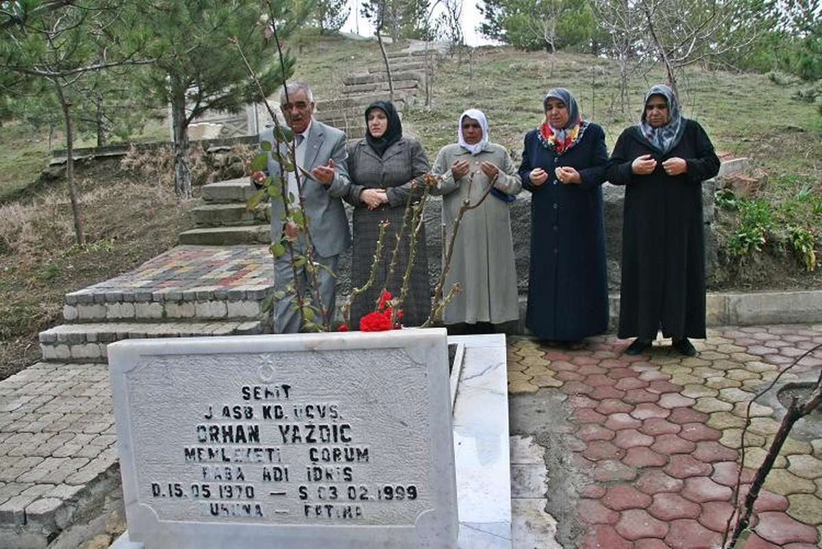 Şehit Ailelerinin Bayram Öncesi Şehilikte Hüzünlü Ziyareti