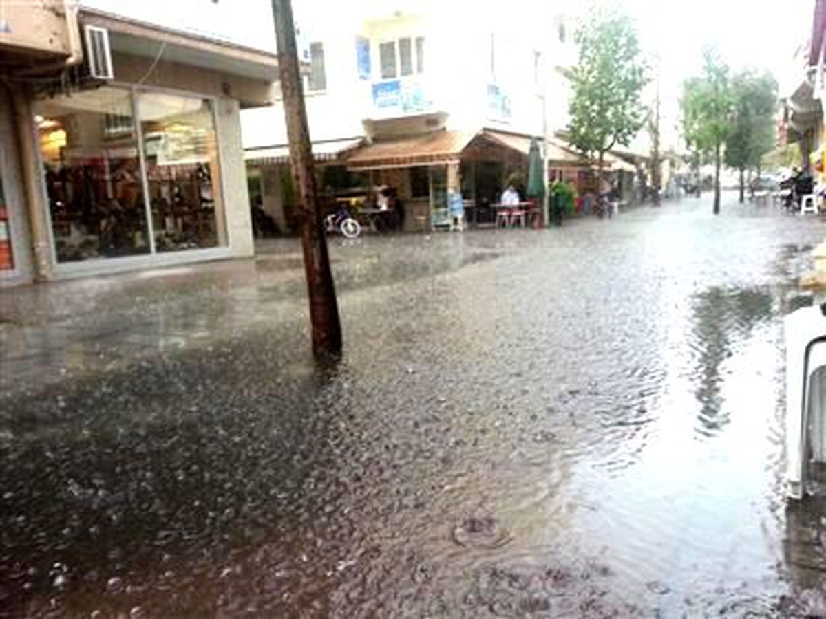 Selçuk\'ta Sağanak Yağmur Korkuttu