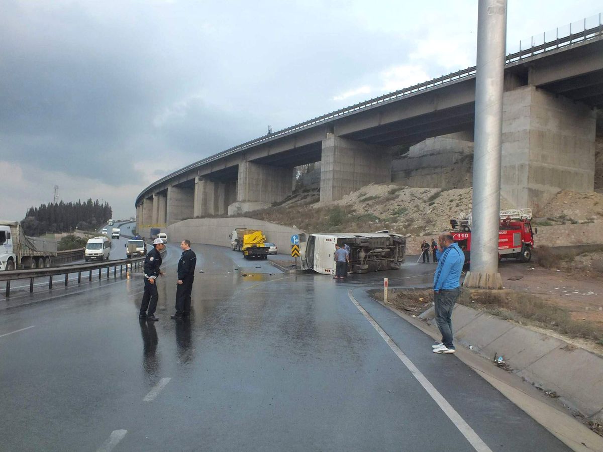 Servis Minibüsü Devrildi: 15 Yaralı