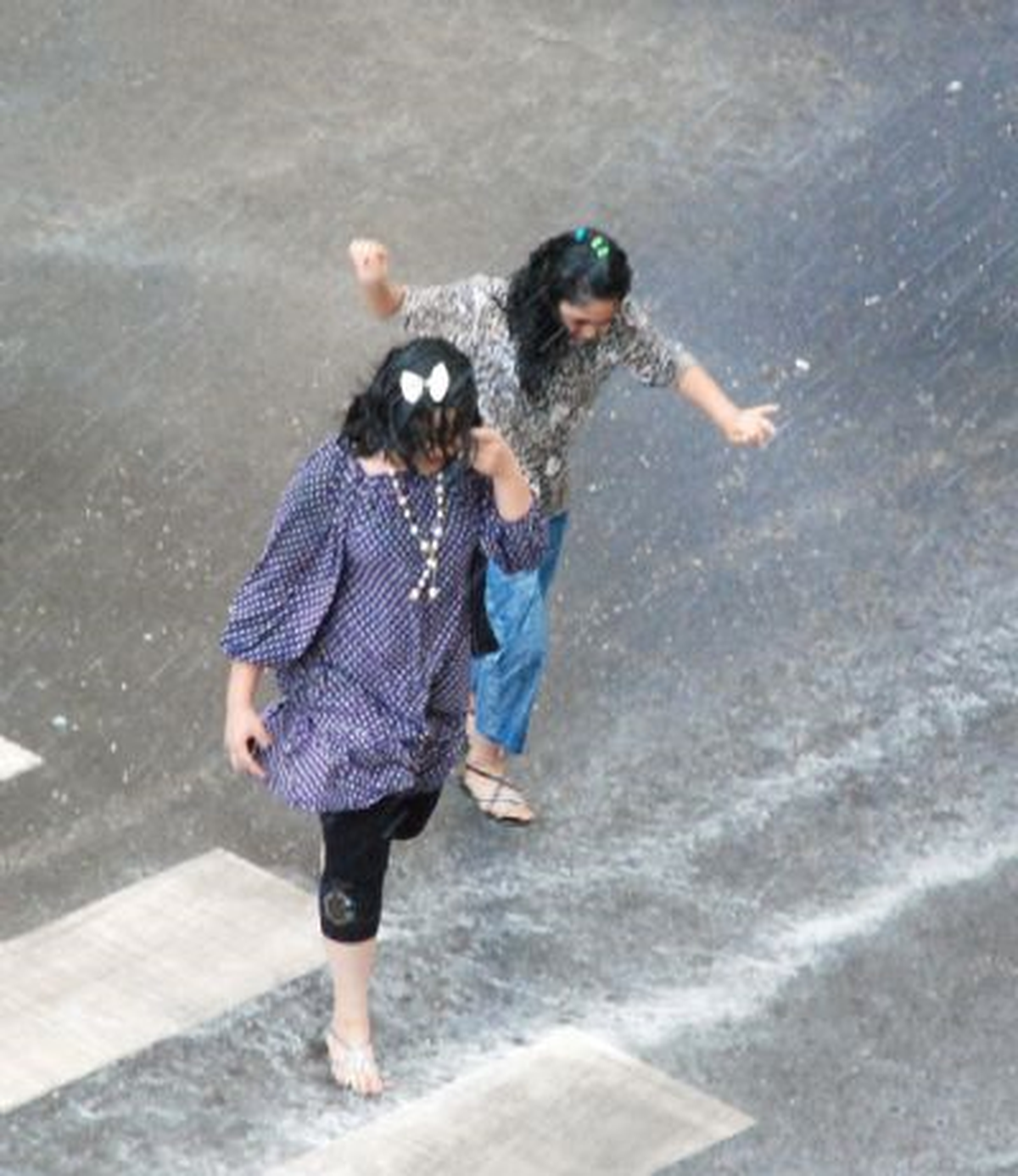 Taksim\'de Aniden Bastıran Yağmur Telaşı