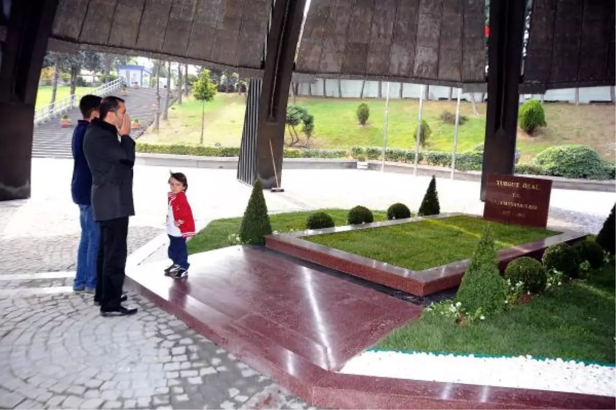 Turgut Özal\'ın Yenilenen Mezarı Ziyarete Açıldı