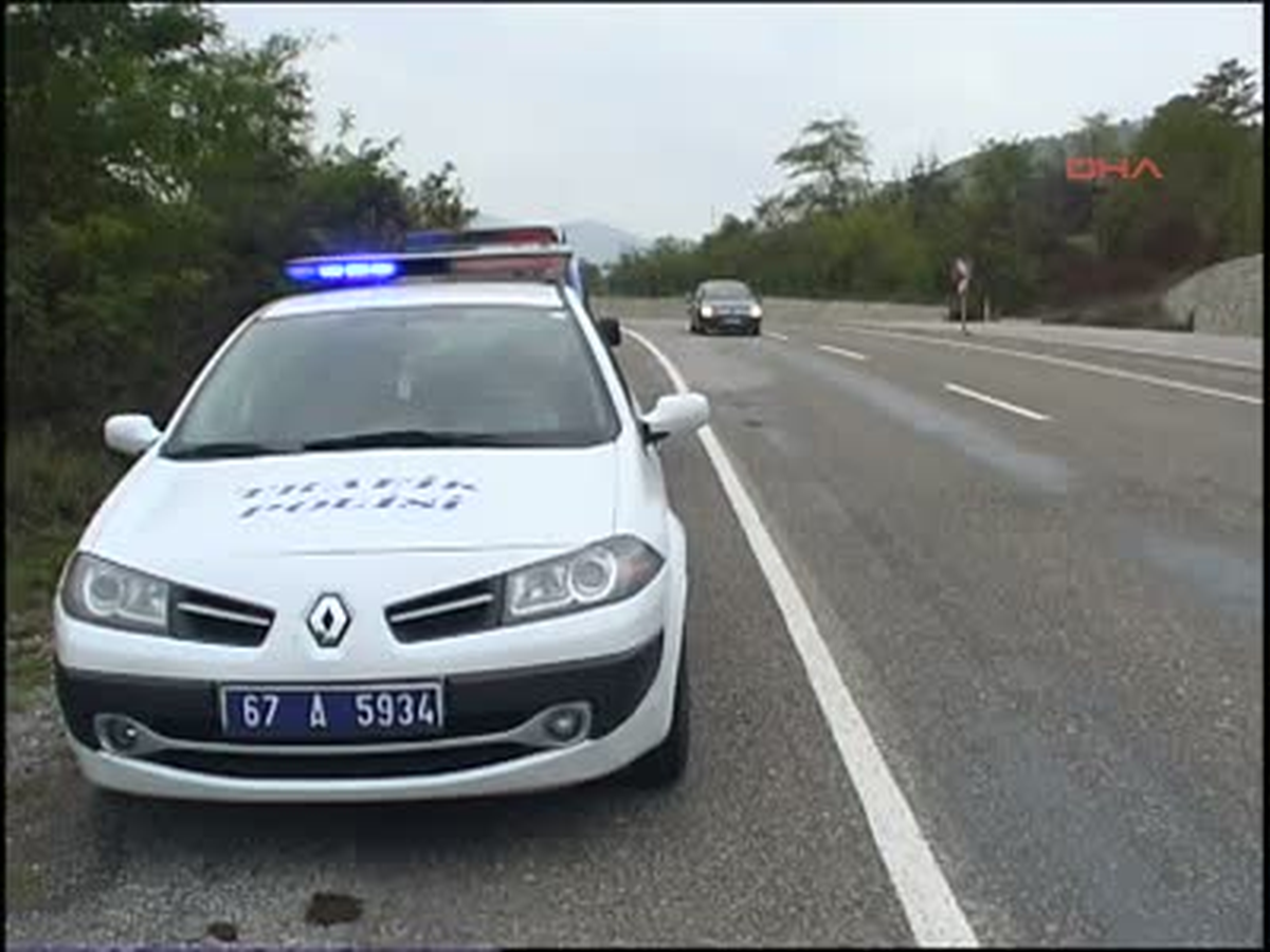 Zonguldak Otomobil Şarampole Yuvarlandı 6 Yaralı Otomobil Şarampole Yuvarlandı: 6 Yaralı