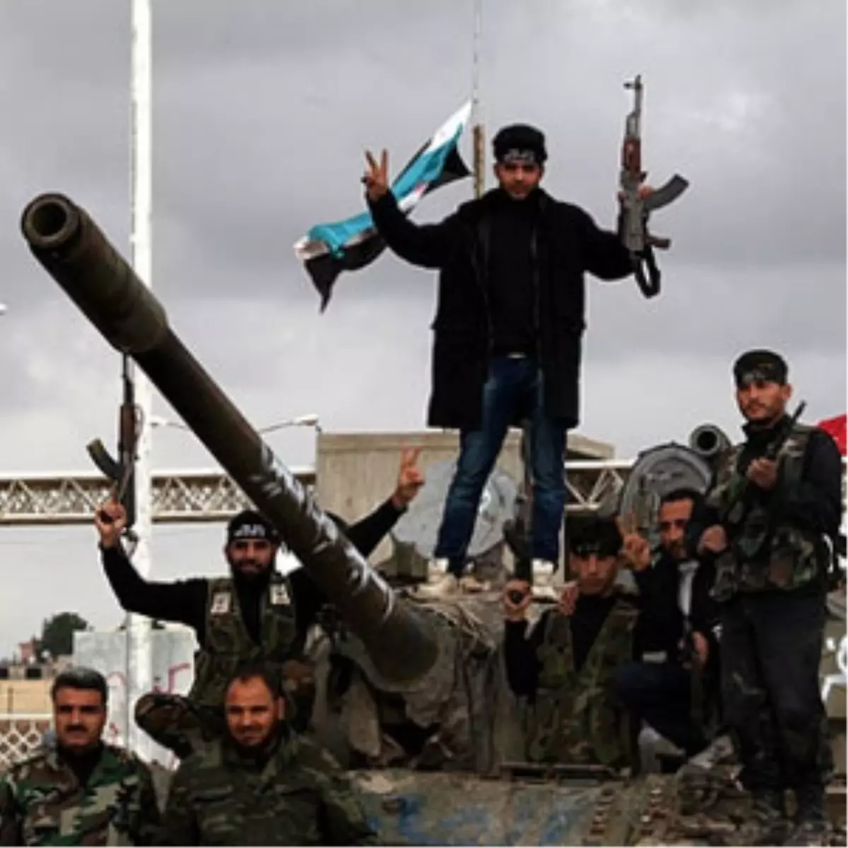 Aa Ekibi, Öso\'nun Ele Geçirdiği Tankları Görüntüledi