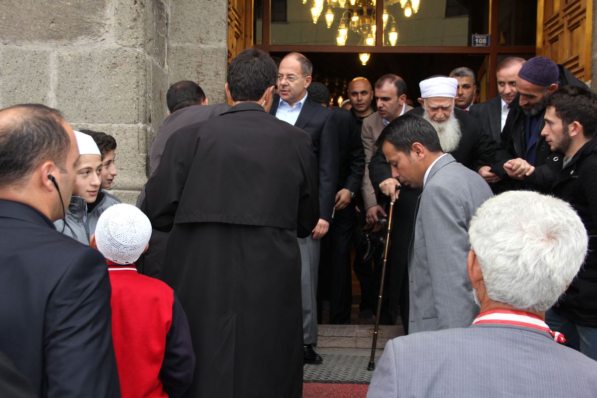 Bakan Akdağ, Bayram Namazını Ulu Camisinde Kıldı