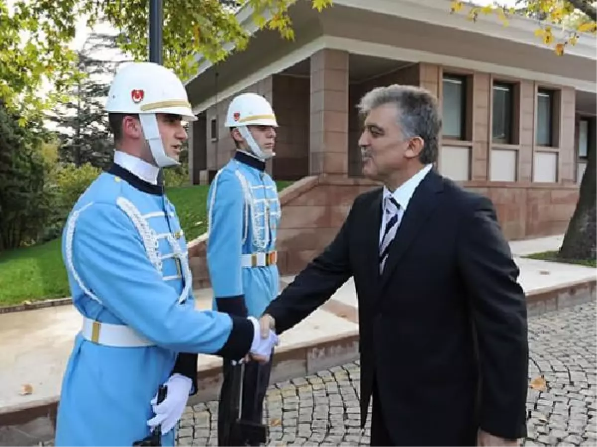 Cumhurbaşkanı Gül, Bayram Namazını Askerlerle Kıldı