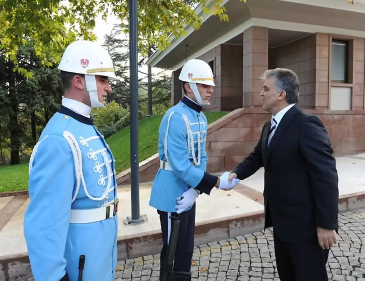 Cumhurbaşkanı Gül, Bayram Namazını Muhafız Alayı Süngülü Camii\'nde Kıldı