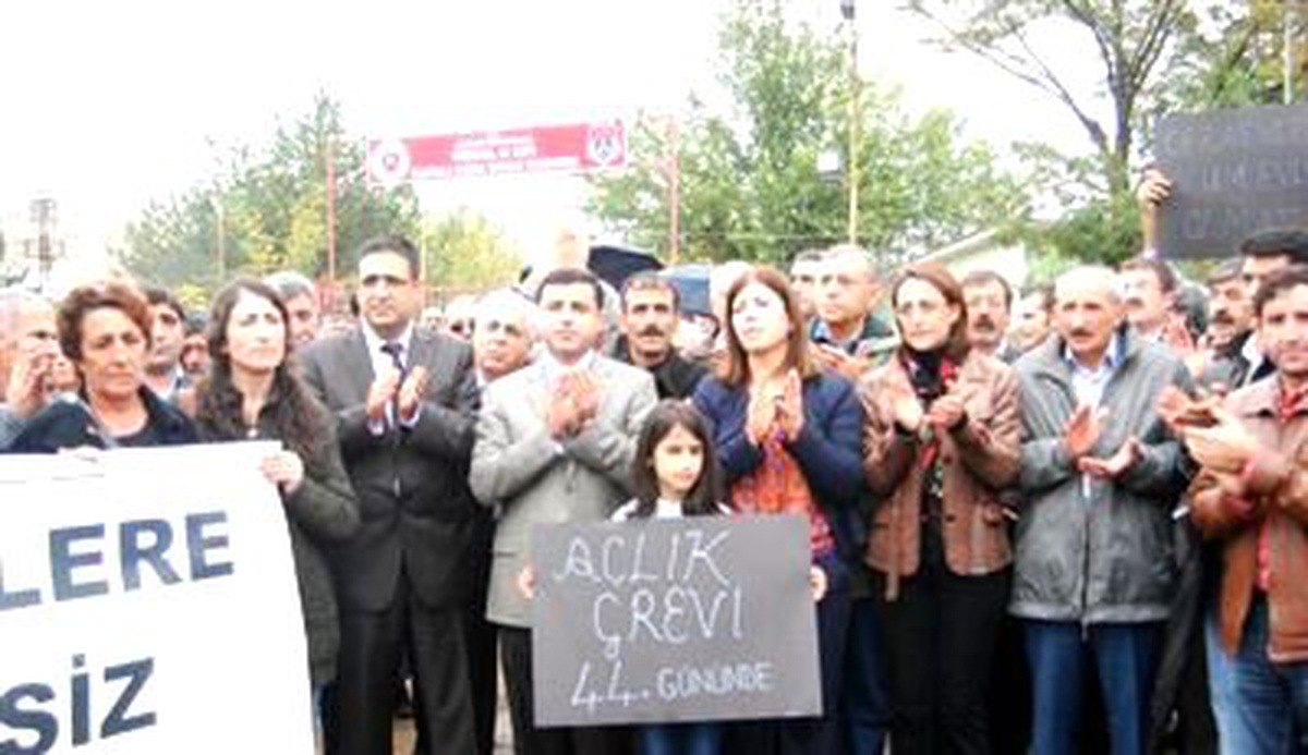 Demirtaş: İmralı\'ya Bizi Gönderin